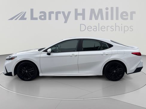 Used 2025 Toyota Camry SE FWD image 2