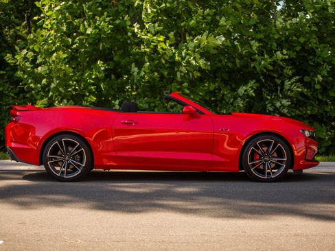Used 2020 Chevrolet Camaro LT w/ Technology Package RWD image 4