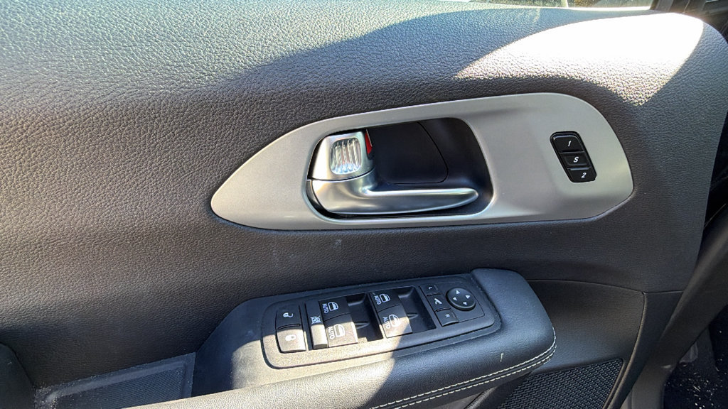 Used 2026 Chrysler Pacifica Limited FWD image 13