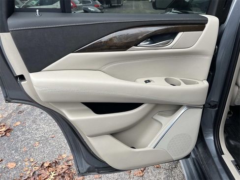 Used 2019 Cadillac Escalade Luxury image 18