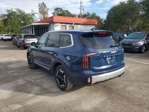 Used 2024 Kia Telluride EX w/ EX Captain's Chair Package image 3