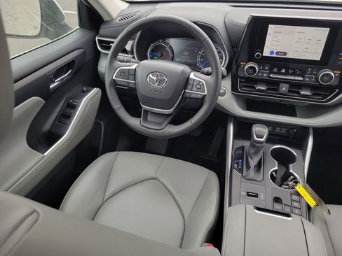 Used 2024 Toyota Highlander XLE AWD/4WD image 14