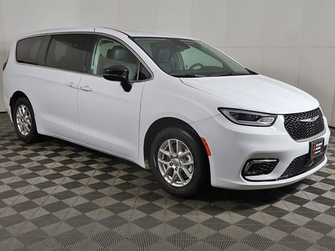 Used 2024 Chrysler Pacifica Touring-L image 2
