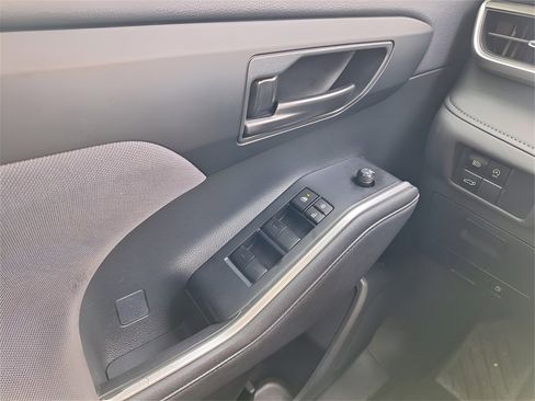 Used 2024 Toyota Highlander LE image 18