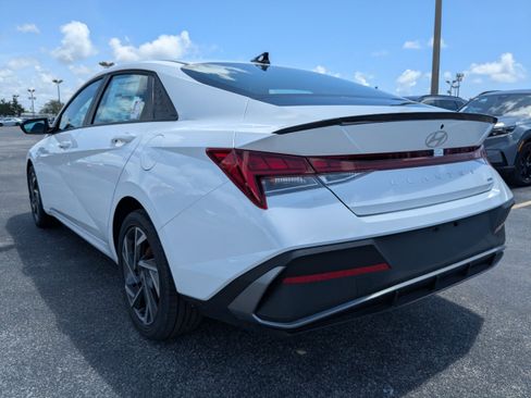 New 2025 Hyundai Elantra SEL image 6