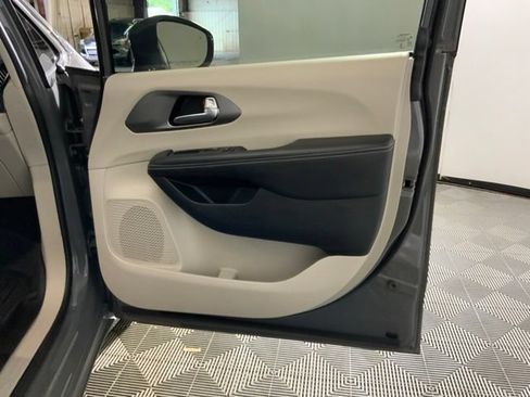 Used 2022 Chrysler Pacifica Touring-L FWD image 46