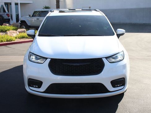 Used 2023 Chrysler Pacifica Touring-L w/ Uconnect Theater Family Group FWD image 13