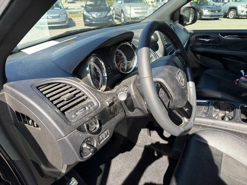 Used 2019 Dodge Grand Caravan SXT w/ Driver Convenience Group FWD image 14
