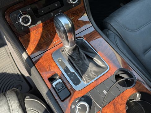 Used 2012 Volkswagen Touareg Sport image 28