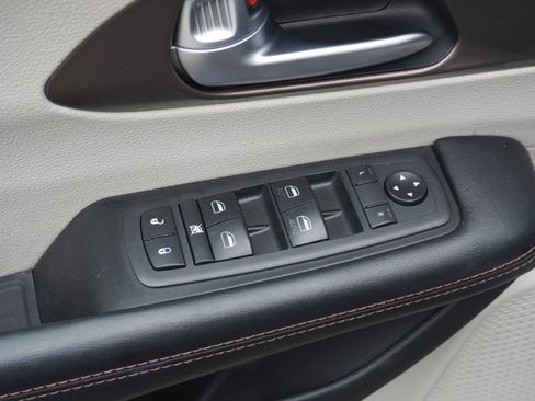 Used 2019 Chrysler Pacifica Touring-L image 9