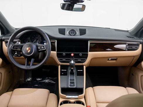 Certified 2025 Porsche Macan image 9
