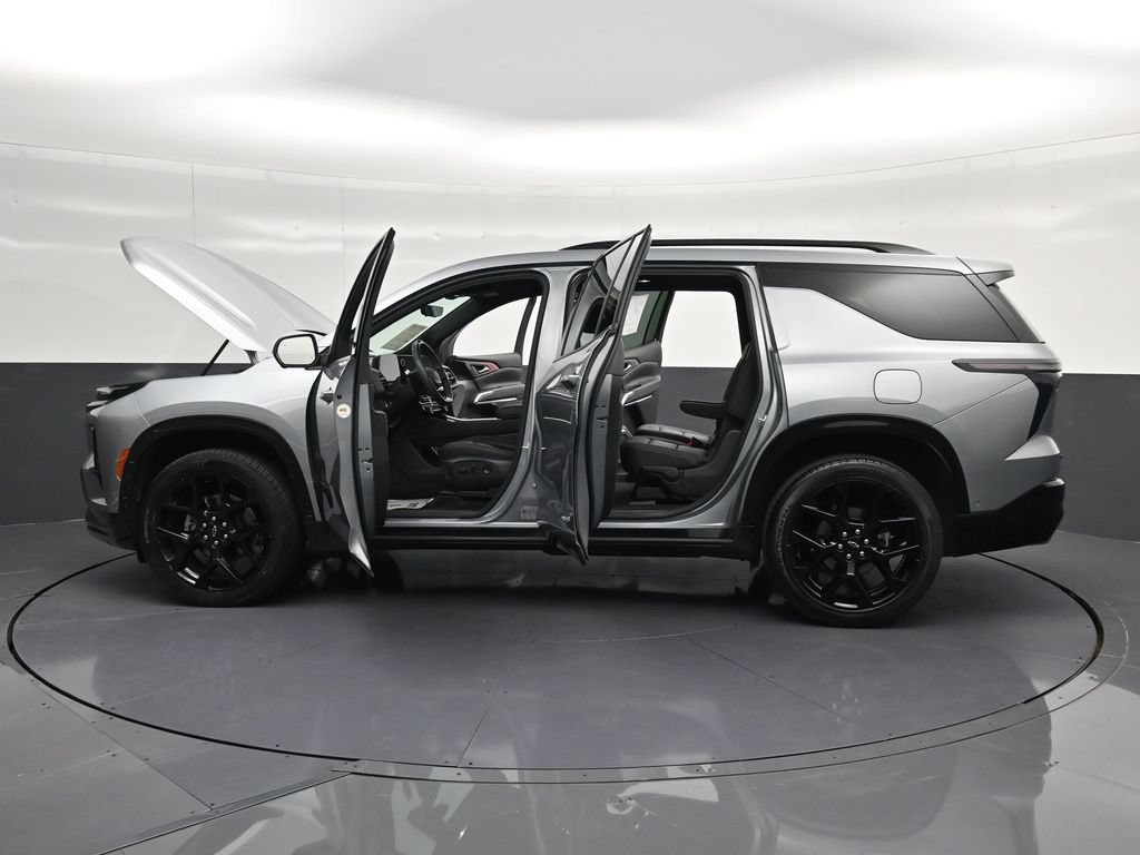 Used 2024 Chevrolet Traverse RS FWD image 40