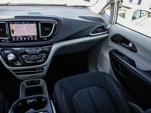 Used 2018 Chrysler Pacifica Touring Plus w/ Tire & Wheel Group FWD image 18