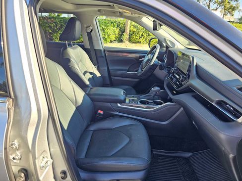 Used 2023 Toyota Highlander Limited image 10