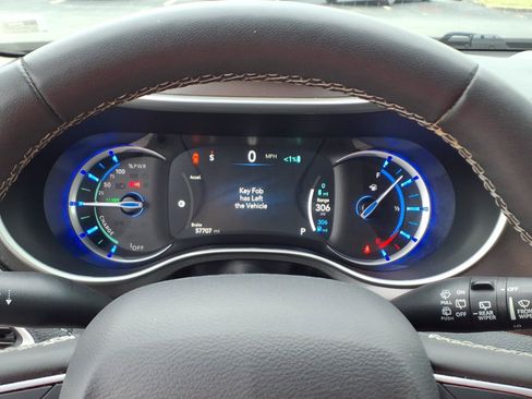 Used 2023 Chrysler Pacifica Touring-L FWD image 20