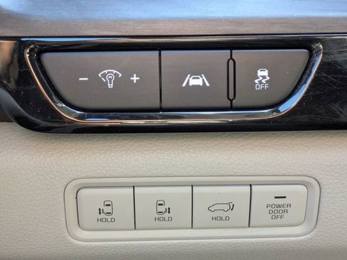 Used 2022 Kia Carnival EX image 30