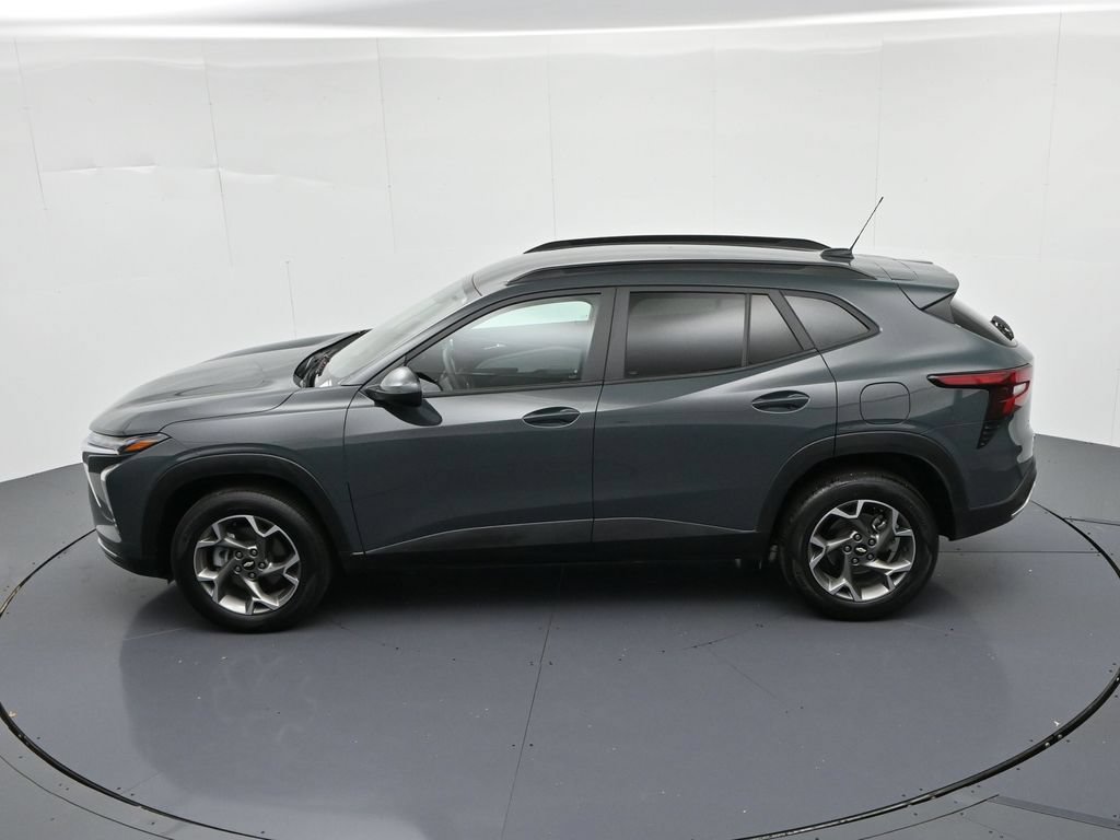 Used 2025 Chevrolet Trax LT FWD image 18