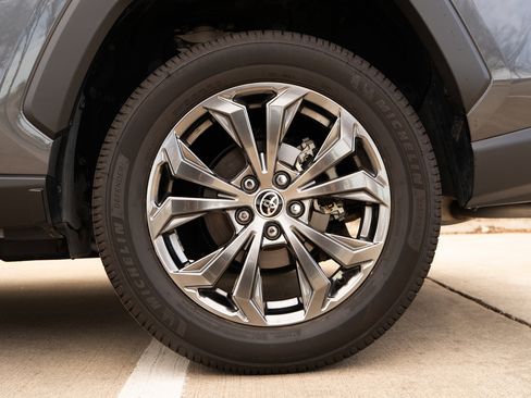 Used 2022 Toyota RAV4 XLE Premium image 15