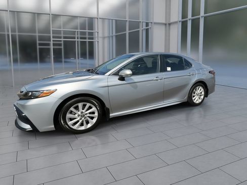 Used 2024 Toyota Camry SE FWD image 4