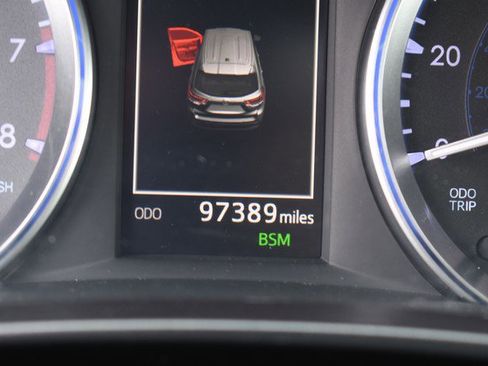 Used 2019 Toyota Highlander XLE w/ Carpet Mat Package (TMS) image 33