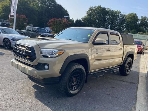 Used 2017 Toyota Tacoma TRD Sport AWD/4WD image 3
