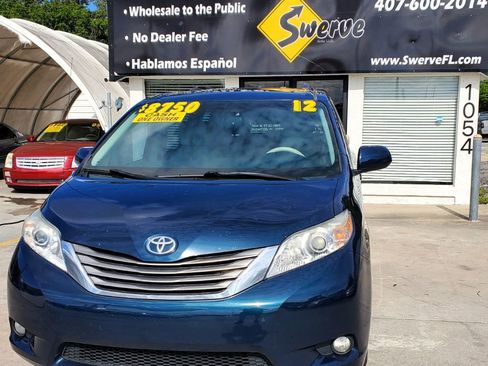 Used 2012 Toyota Sienna XLE image 2