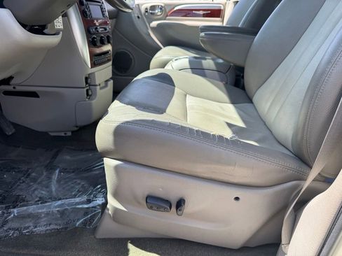 Used 2007 Chrysler Town & Country Touring FWD image 4