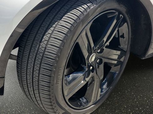 Used 2025 Land Rover Discovery Metropolitan Edition image 35