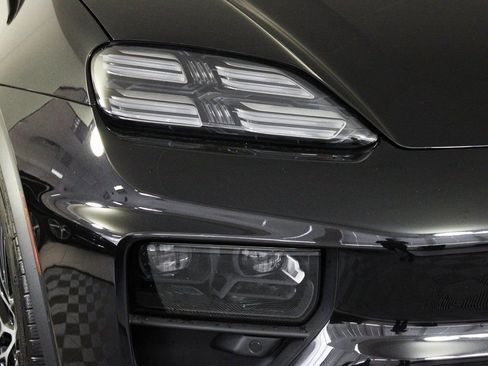 Certified 2025 Porsche Macan 4 Electric image 11