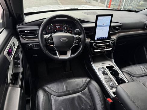 Used 2022 Ford Explorer Platinum w/ Equipment Group 601A AWD/4WD image 17