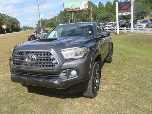 Used 2016 Toyota Tacoma TRD Sport w/ Towing Package image 2