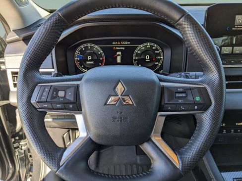 Used 2024 Mitsubishi Outlander SE image 39