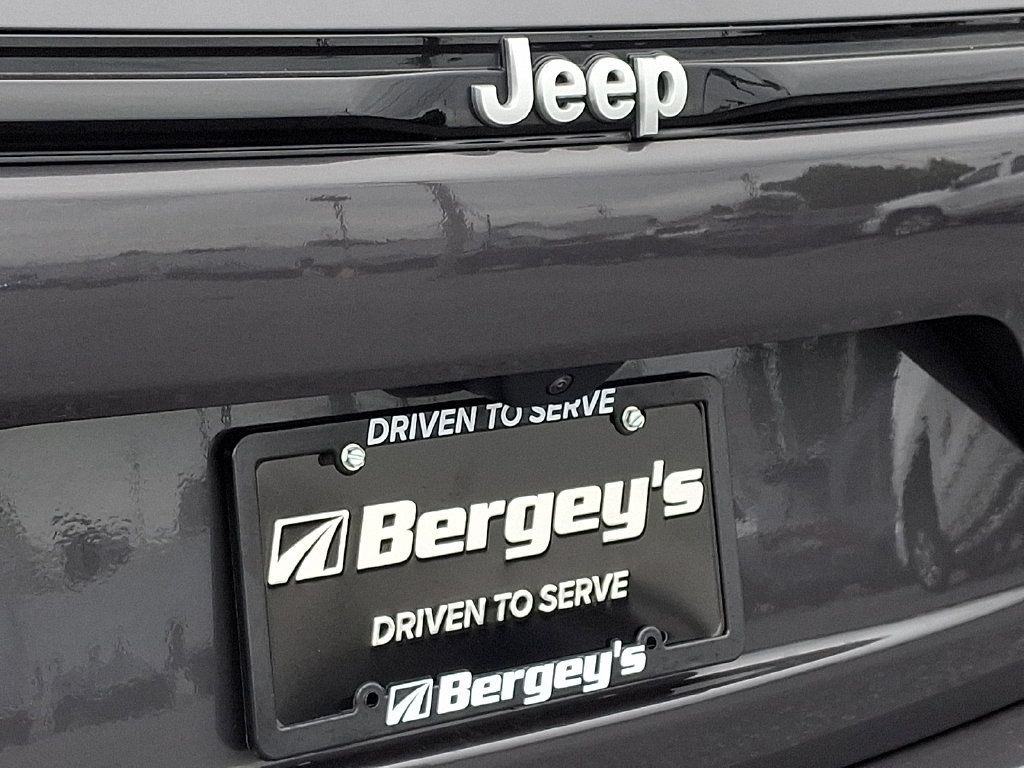 Used 2025 Jeep Grand Cherokee Laredo w/ Luxury Tech Group I AWD/4WD image 35