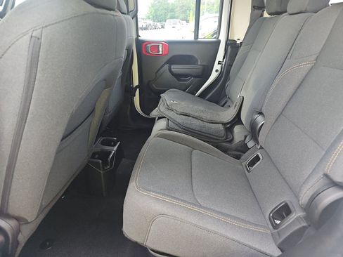 Used 2025 Jeep Gladiator Mojave AWD/4WD image 13