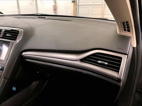 Used 2019 Ford Fusion SE FWD image 15