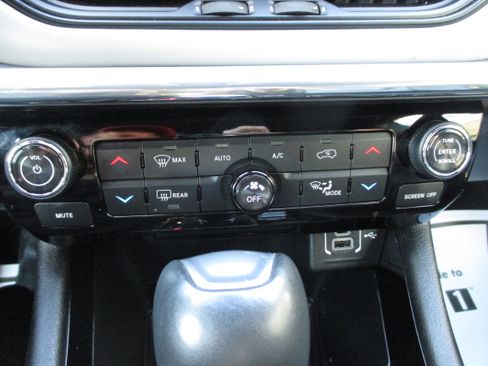 Used 2024 Jeep Compass Limited image 17