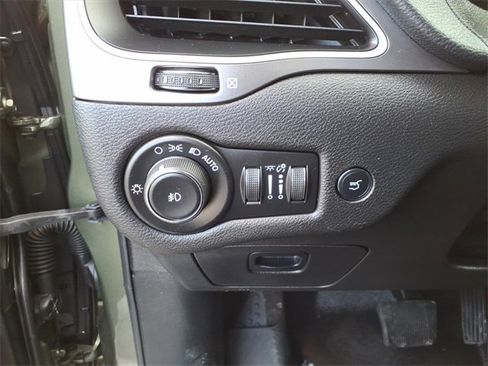 Used 2019 Jeep Cherokee Latitude Plus w/ Comfort/Convenience Group image 15