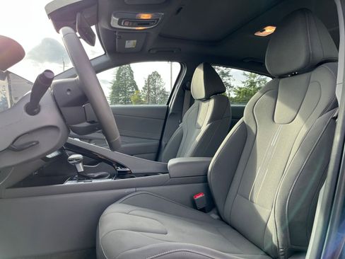 Used 2025 Hyundai Elantra SEL image 25