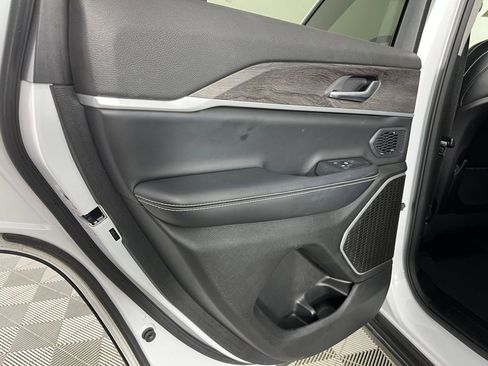 Used 2024 Jeep Grand Cherokee Limited w/ Black Appearance Package image 12