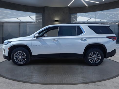 Used 2023 Chevrolet Traverse LT image 3
