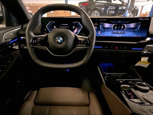 Certified 2025 BMW 530i RWD image 5