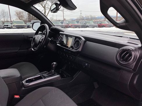 Used 2019 Toyota Tacoma TRD Off-Road w/ TRD Premium Off Road Package image 25