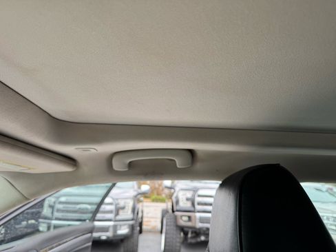 Used 2017 Chrysler 300 C image 17