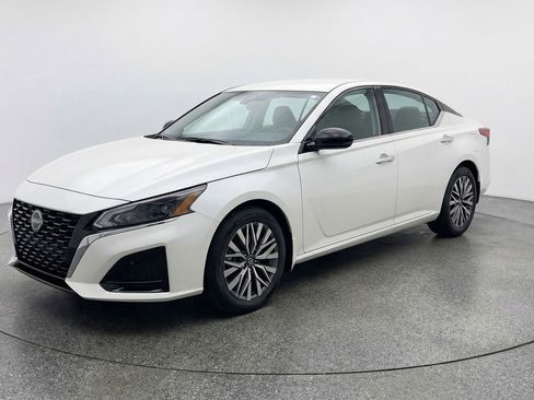 Used 2025 Nissan Altima 2.5 SV image 3