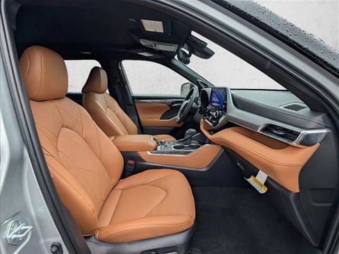 New 2025 Toyota Highlander Platinum image 7