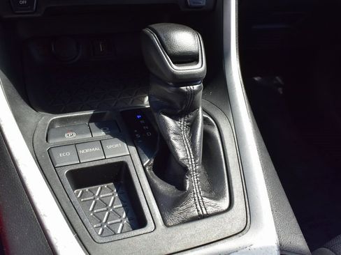 Used 2020 Toyota RAV4 XLE image 9