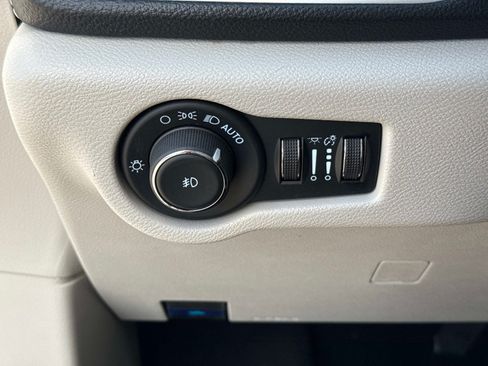 Used 2024 Chrysler Pacifica Limited FWD image 32
