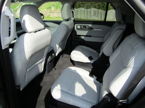 Used 2025 Ford Explorer Platinum w/ Ultimate Package image 13