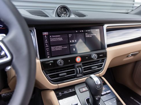 Certified 2026 Porsche Macan AWD/4WD image 15