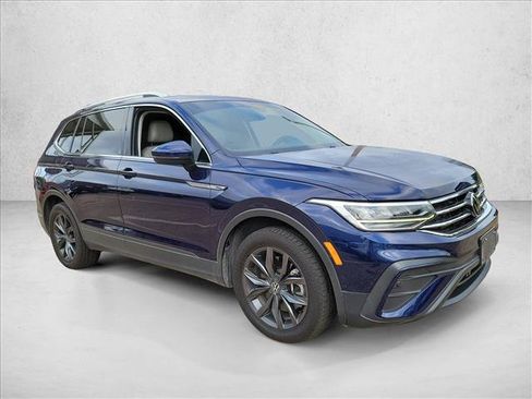 Used 2023 Volkswagen Tiguan SE w/ Panoramic Sunroof Package FWD image 3